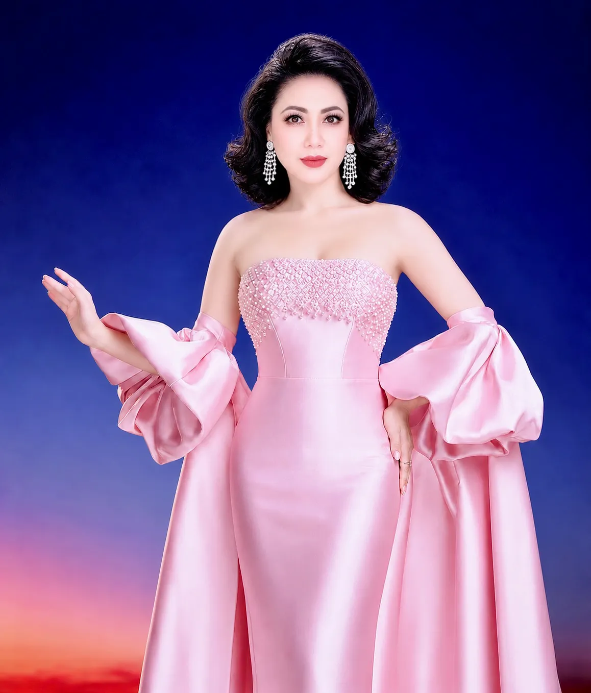 MC Lina Ánh Liên in a pink satin gown