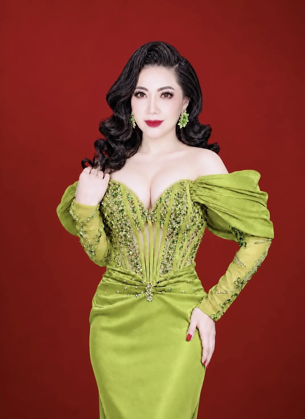 MC Lina Ánh Liên in a green evening gown